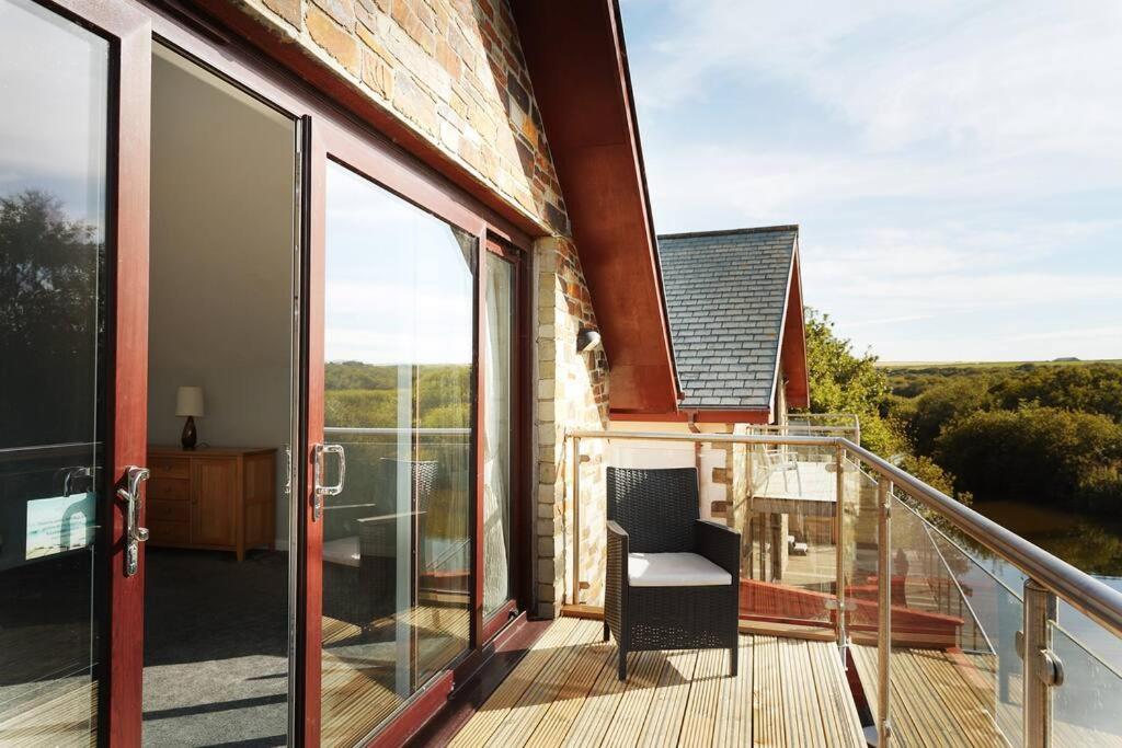 Kingfisher Hot Tub & Log Burner House On Premium Lakeside With Resort Facilities St Columb Major Dış mekan fotoğraf