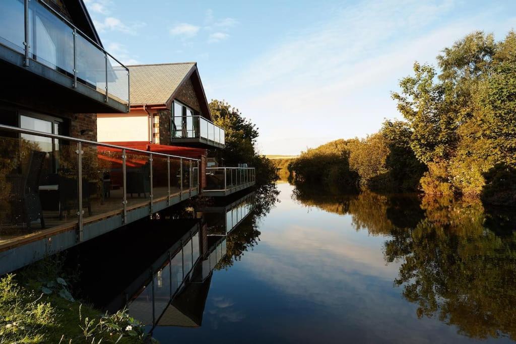 Kingfisher Hot Tub & Log Burner House On Premium Lakeside With Resort Facilities St Columb Major Dış mekan fotoğraf