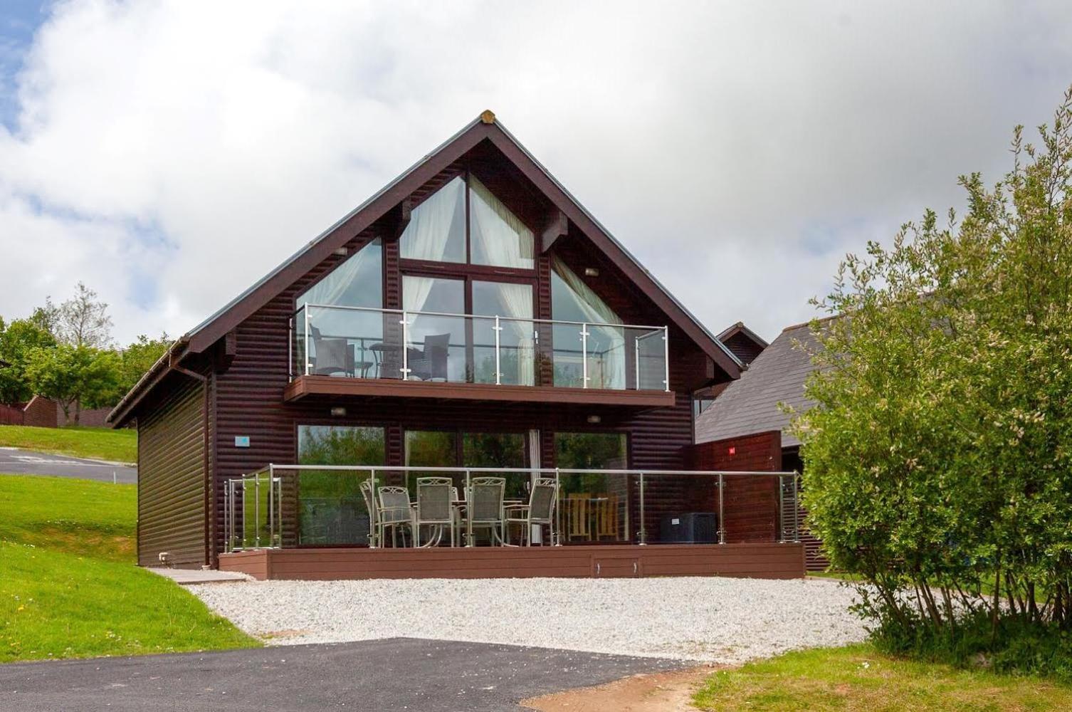 Kingfisher Hot Tub & Log Burner House On Premium Lakeside With Resort Facilities St Columb Major Dış mekan fotoğraf